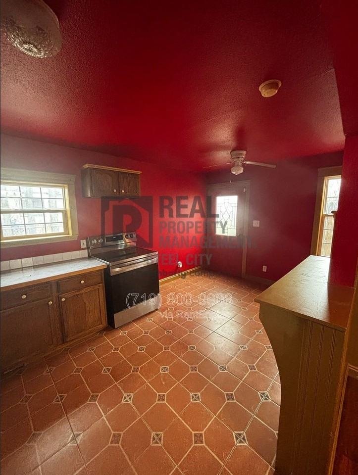 703 Jackson St - Photo 4 of 13