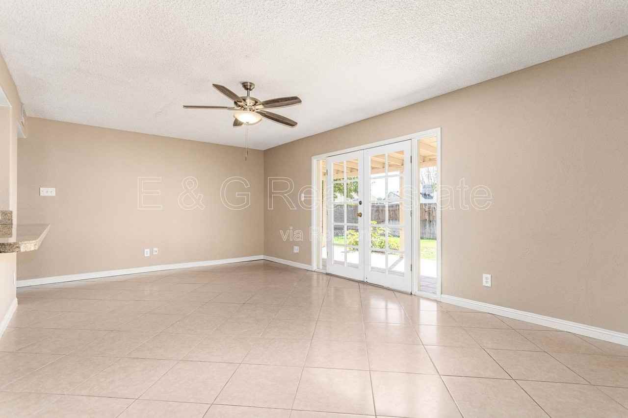 1049 E Carter Dr - Photo 4 of 29