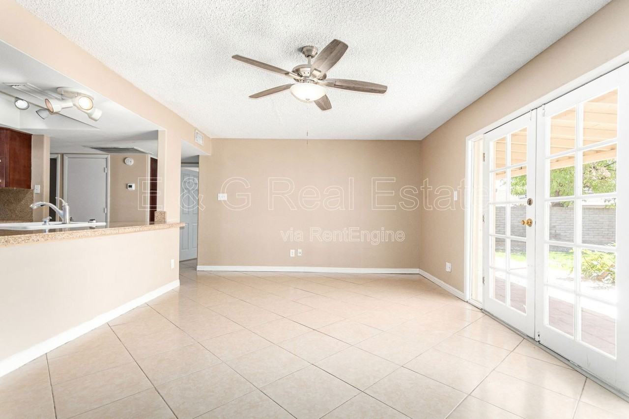 1049 E Carter Dr - Photo 5 of 29