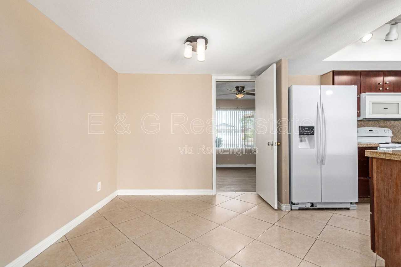 1049 E Carter Dr - Photo 6 of 29