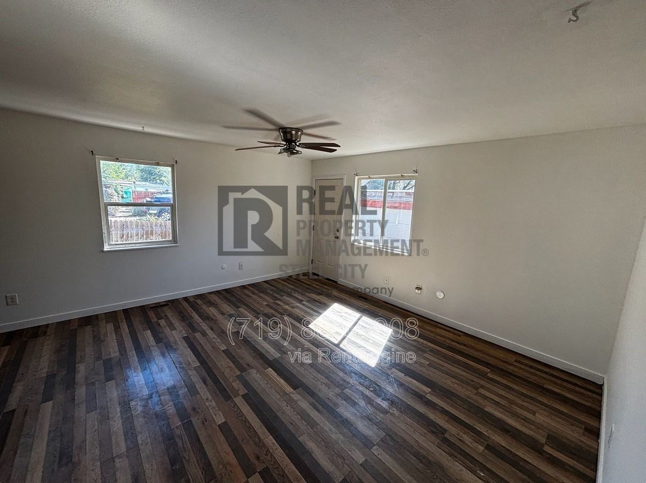 910 E 9th St #B - Photo 3 of 6