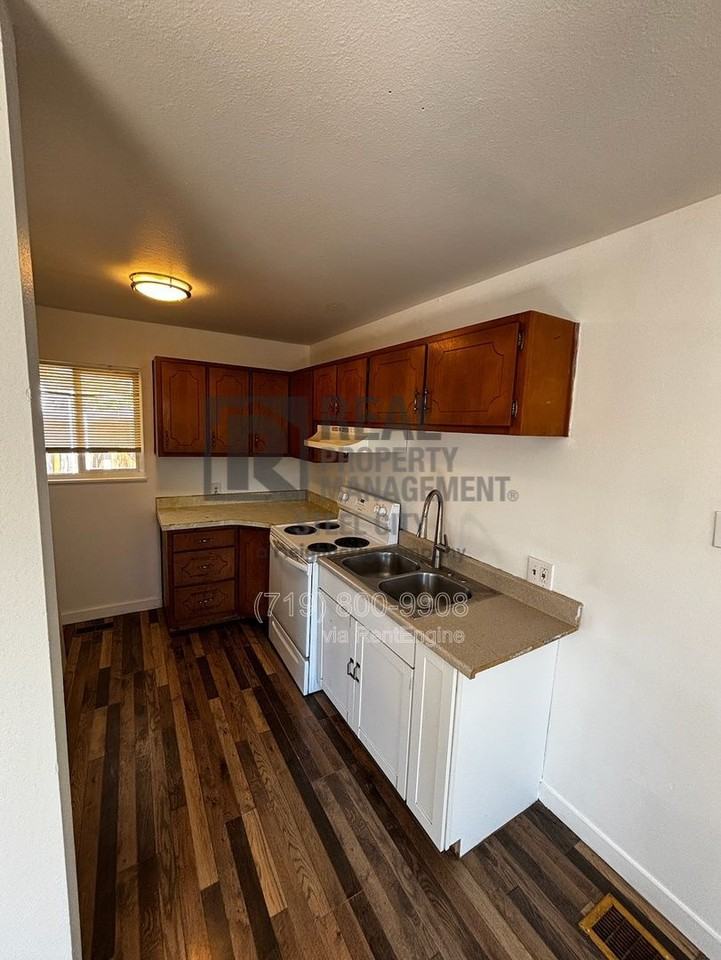 910 E 9th St #B - Photo 4 of 6