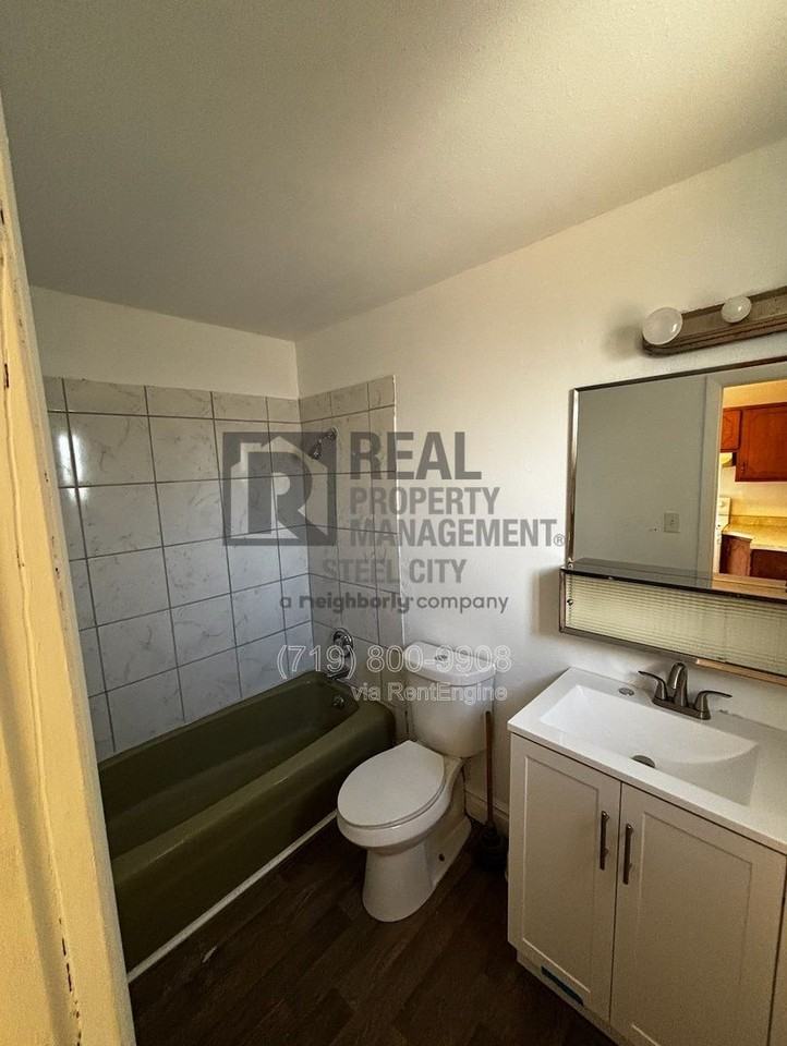 910 E 9th St #B - Photo 6 of 6