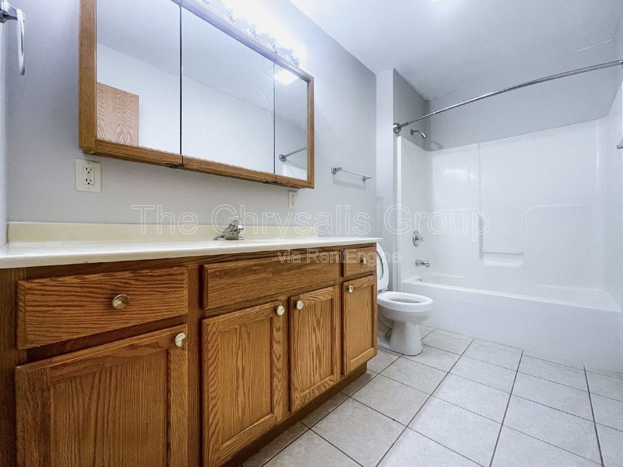 1441 Adams St - Photo 7 of 10