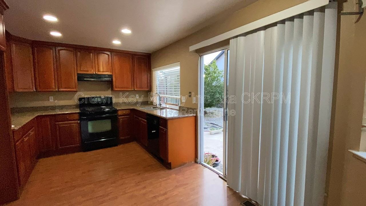 371 Jaeger St - Photo 7 of 24