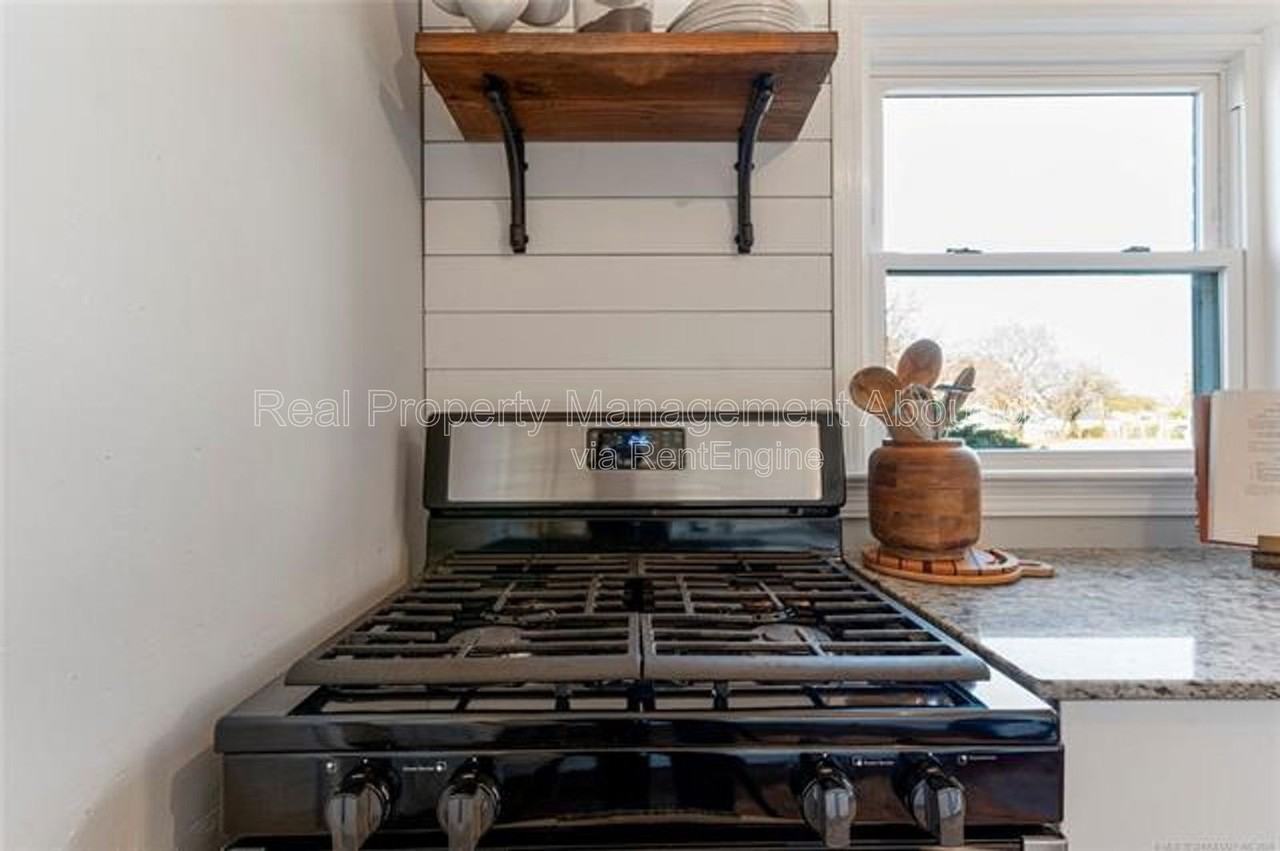 704 S Toledo Ave #E - Photo 3 of 18