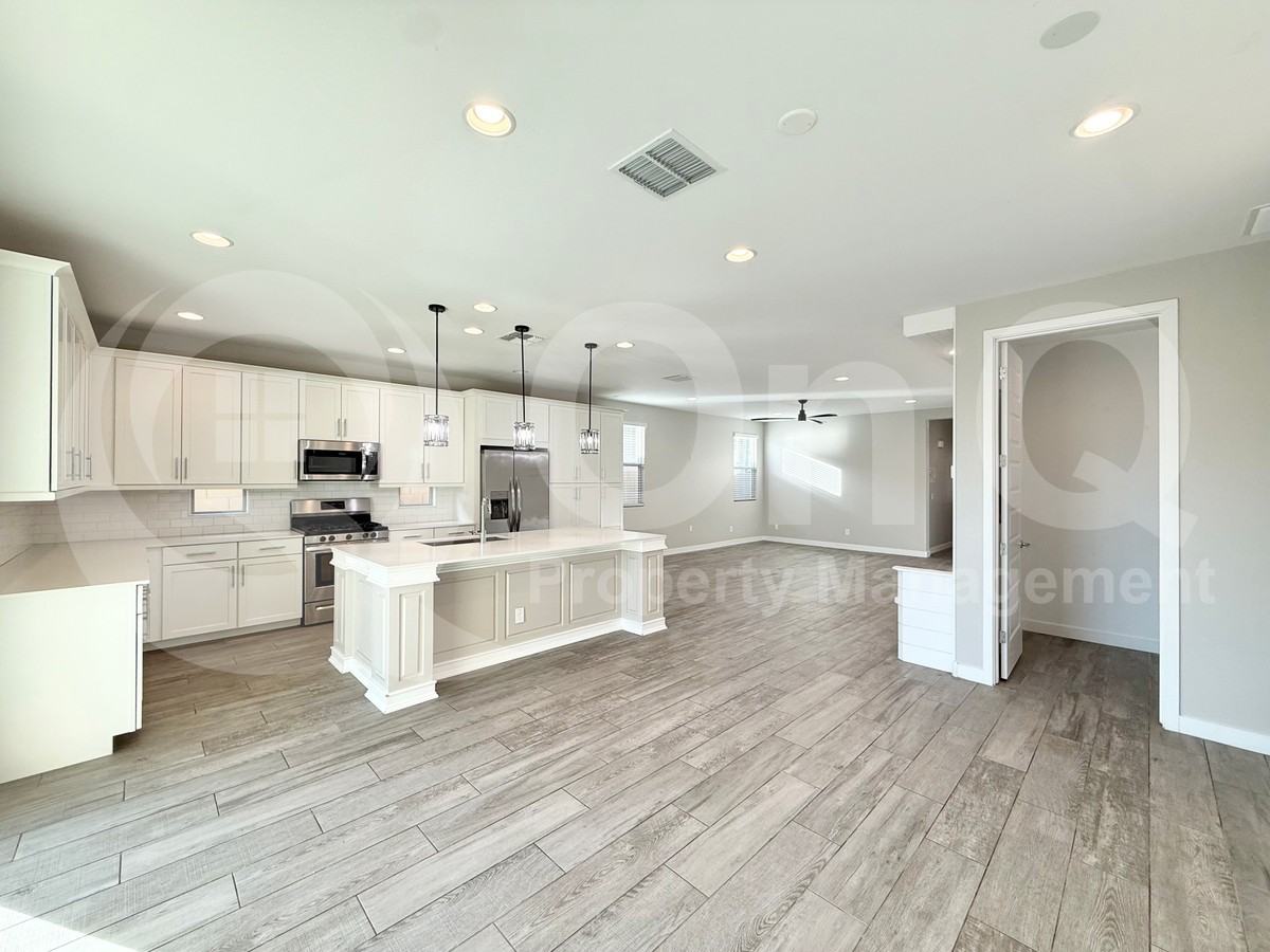 2233 E Meadowview Ct - Photo 3 of 21