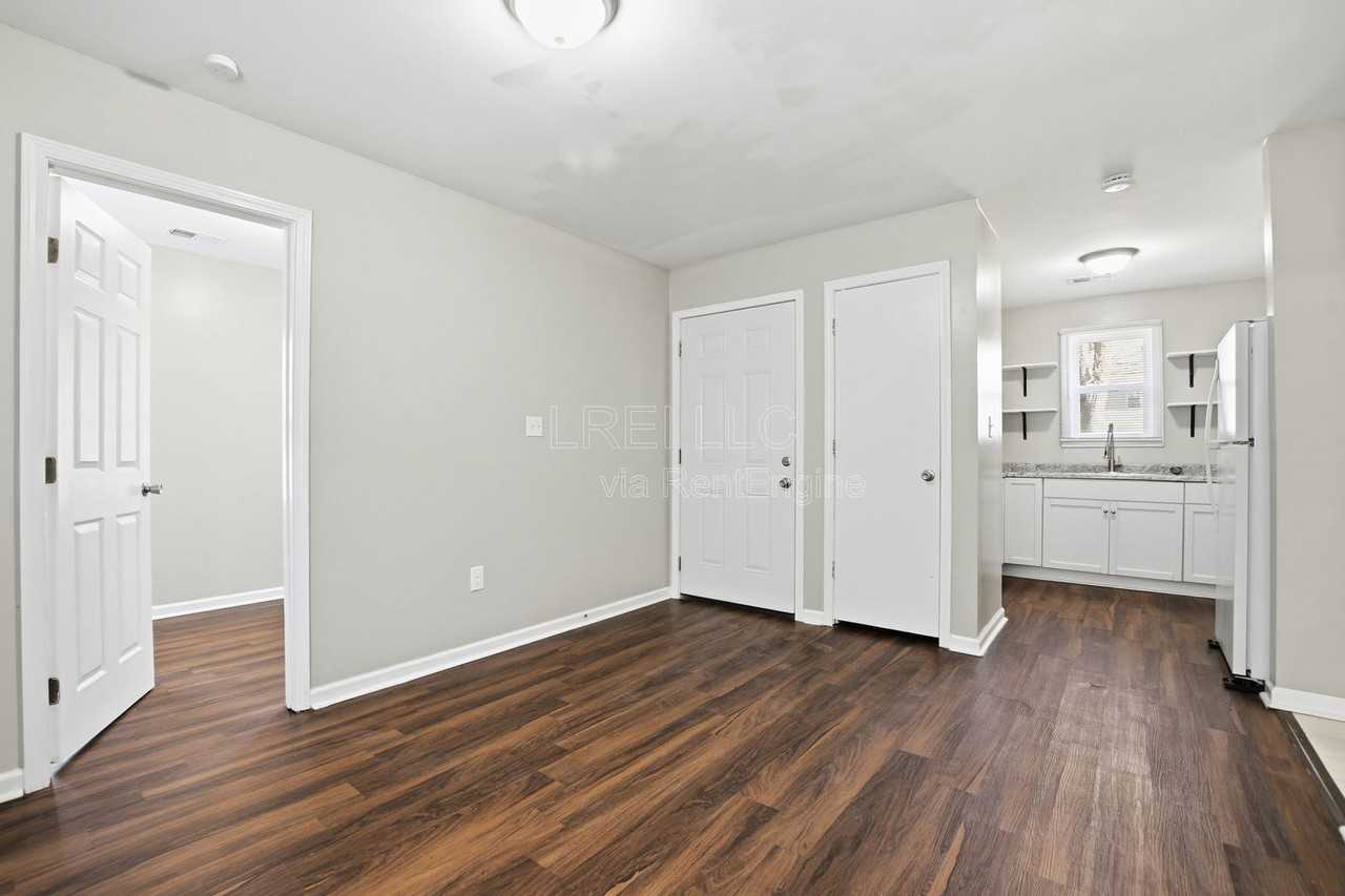 2338 W Madison St - Photo 2 of 14