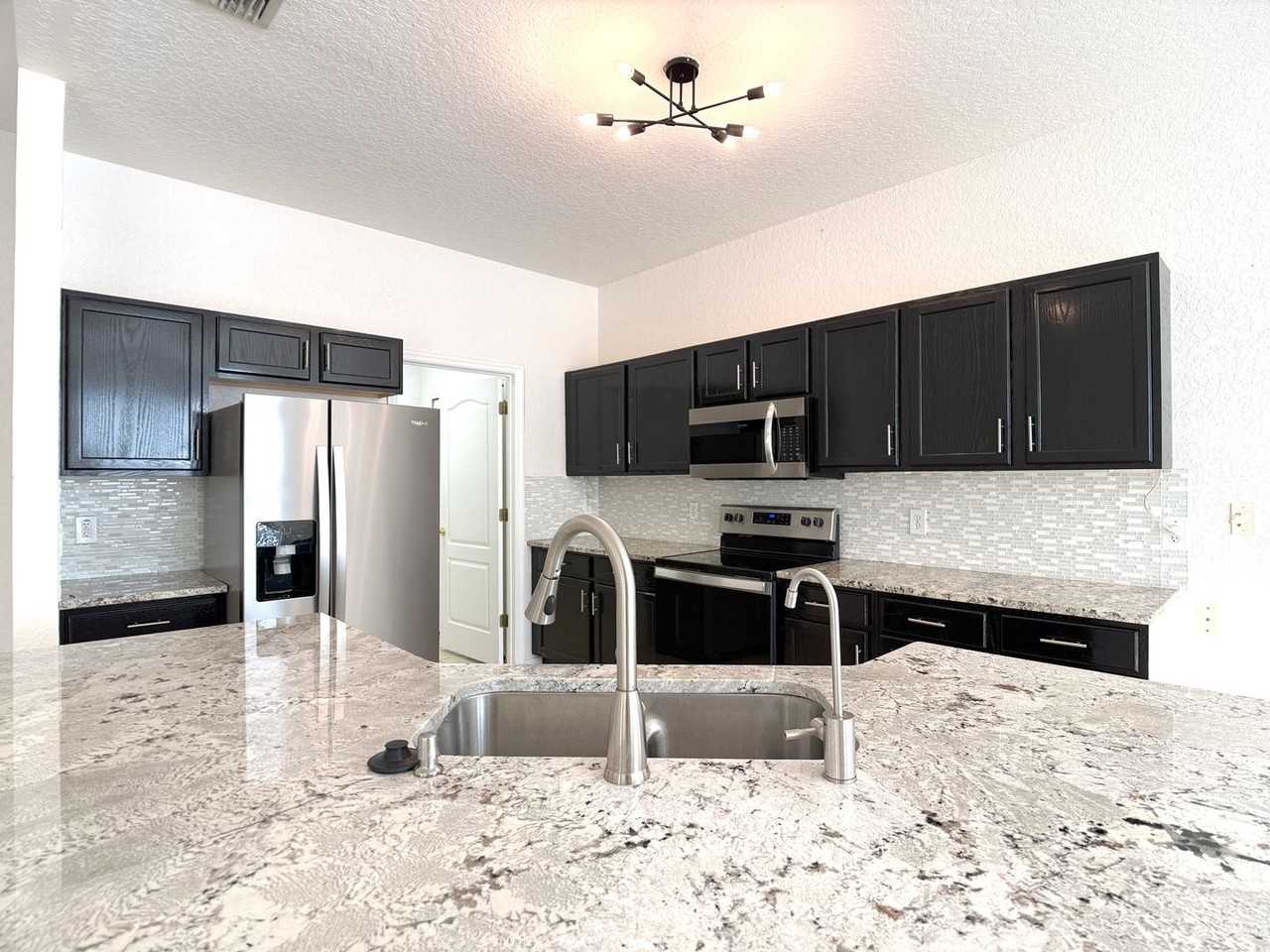 1131 N Hampton Dr - Photo 4 of 28