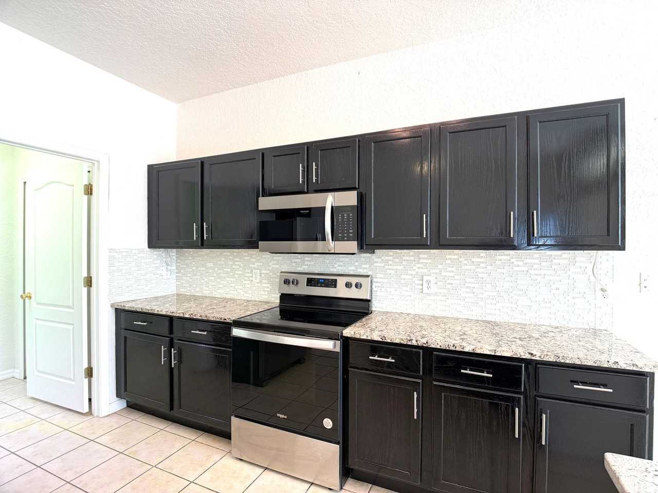 1131 N Hampton Dr - Photo 5 of 28