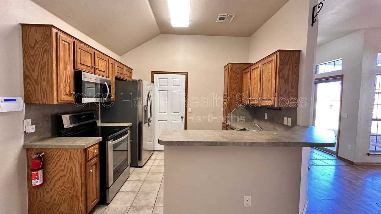 1306 Sw 25th St - Photo 6 of 24