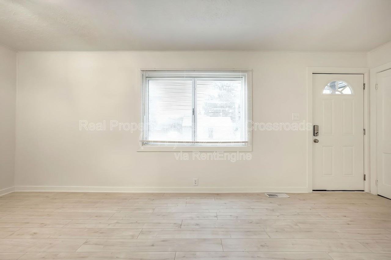 3332 Wallace Ave - Photo 6 of 33