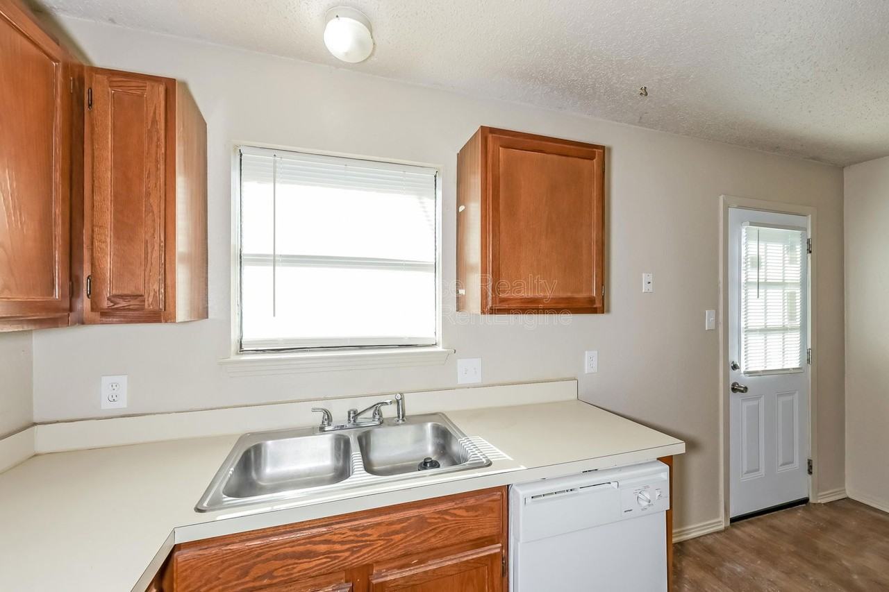 5931 Shadydell Dr - Photo 4 of 15