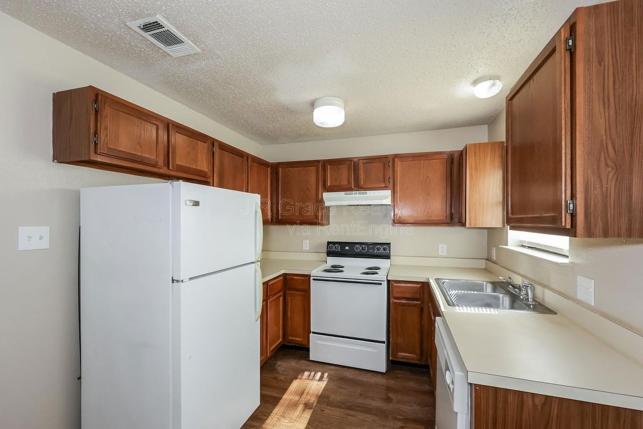 5931 Shadydell Dr - Photo 5 of 15