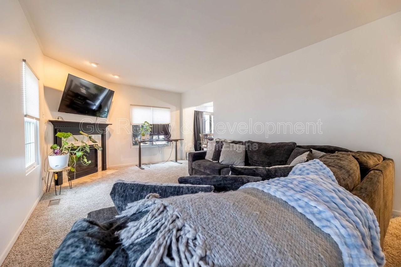 1636 Fredericksburg Ln - Photo 2 of 19