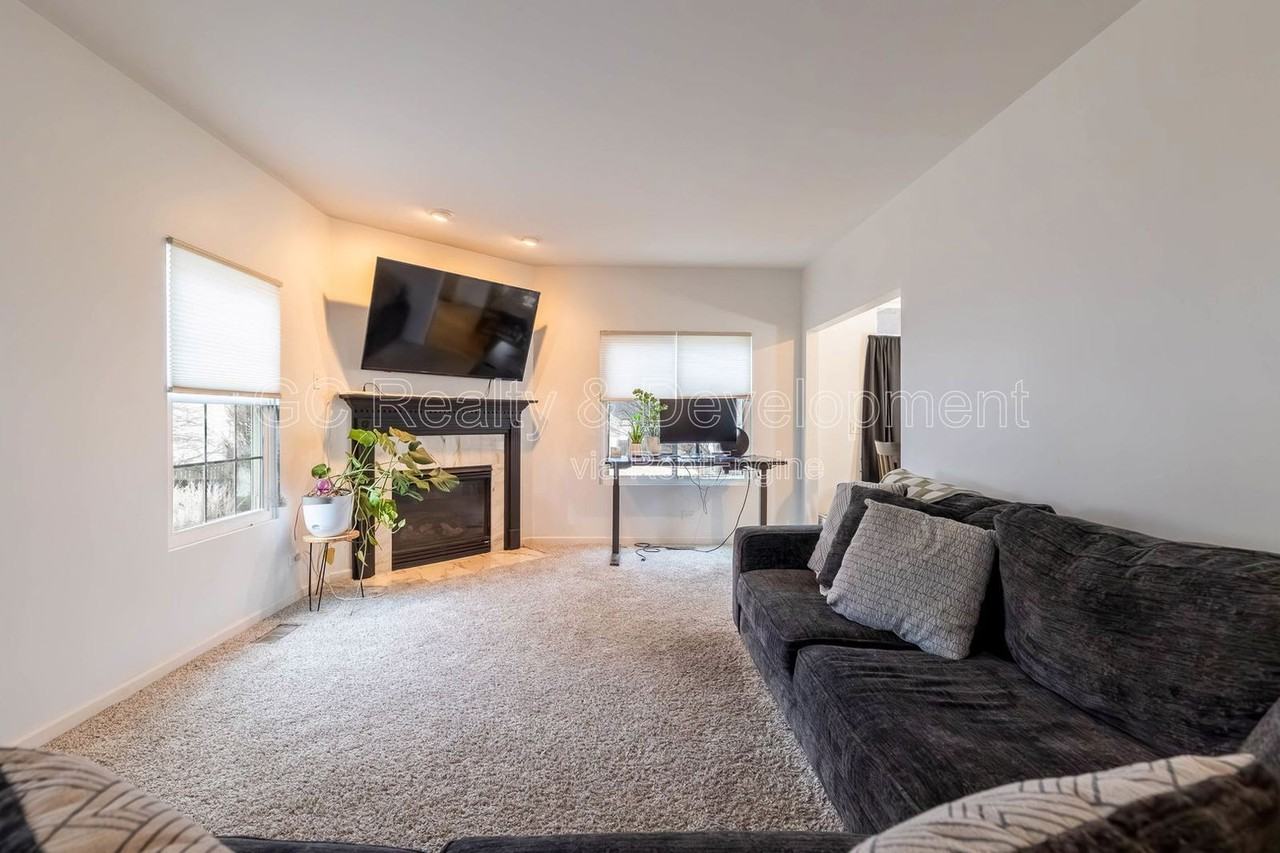 1636 Fredericksburg Ln - Photo 3 of 19