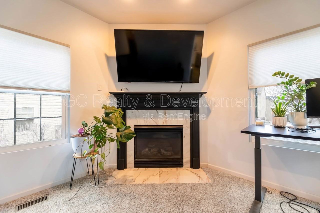 1636 Fredericksburg Ln - Photo 4 of 19