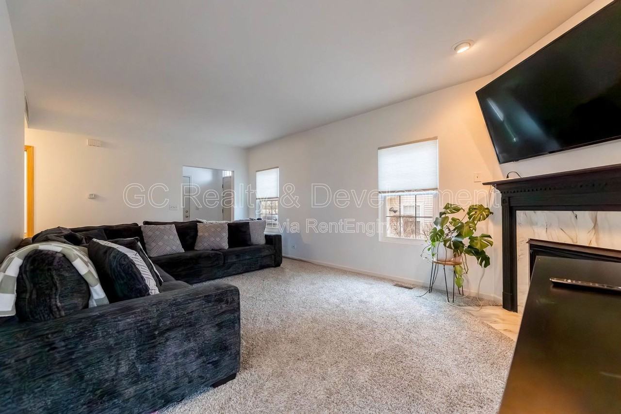 1636 Fredericksburg Ln - Photo 5 of 19