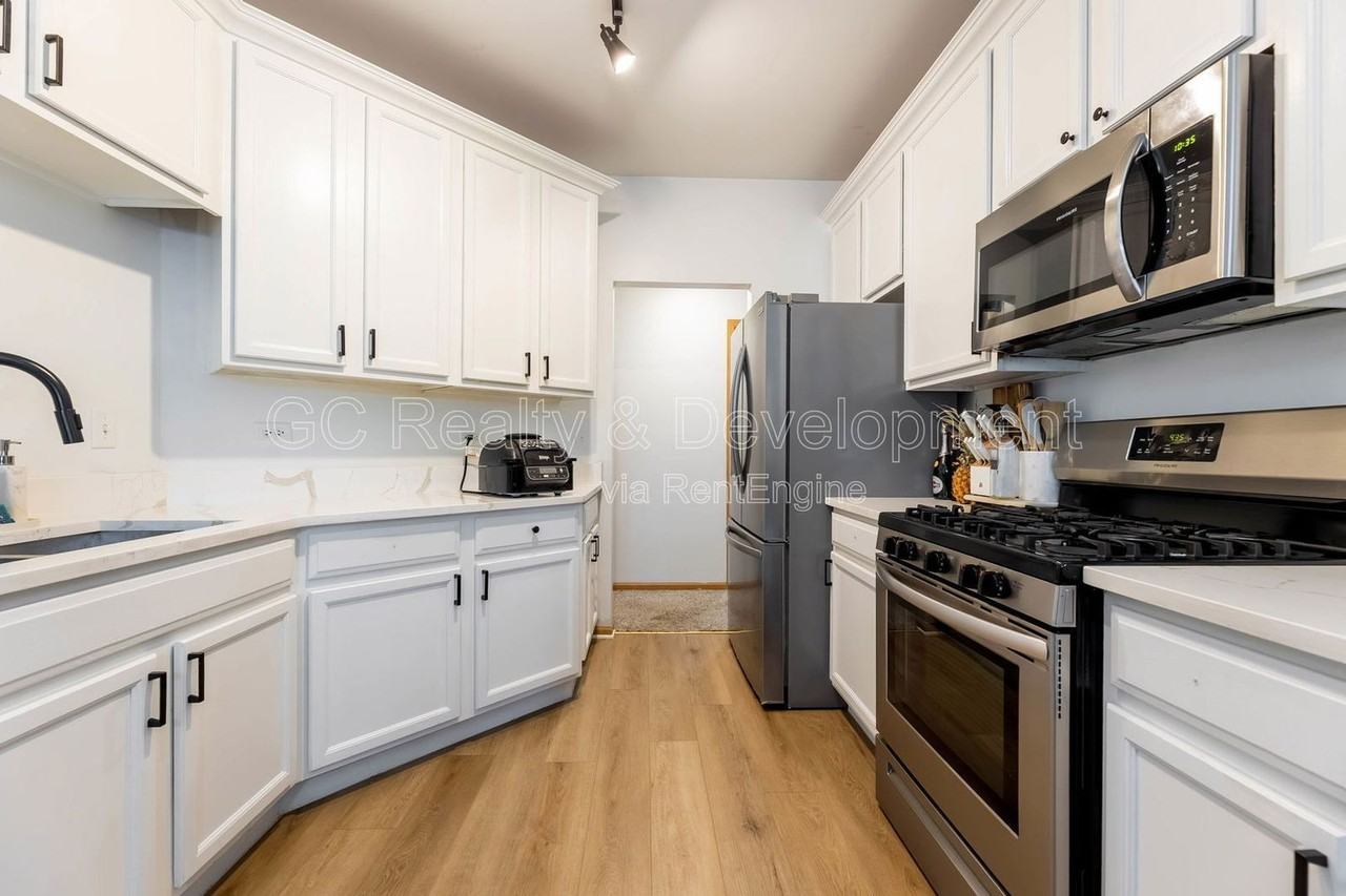 1636 Fredericksburg Ln - Photo 7 of 19