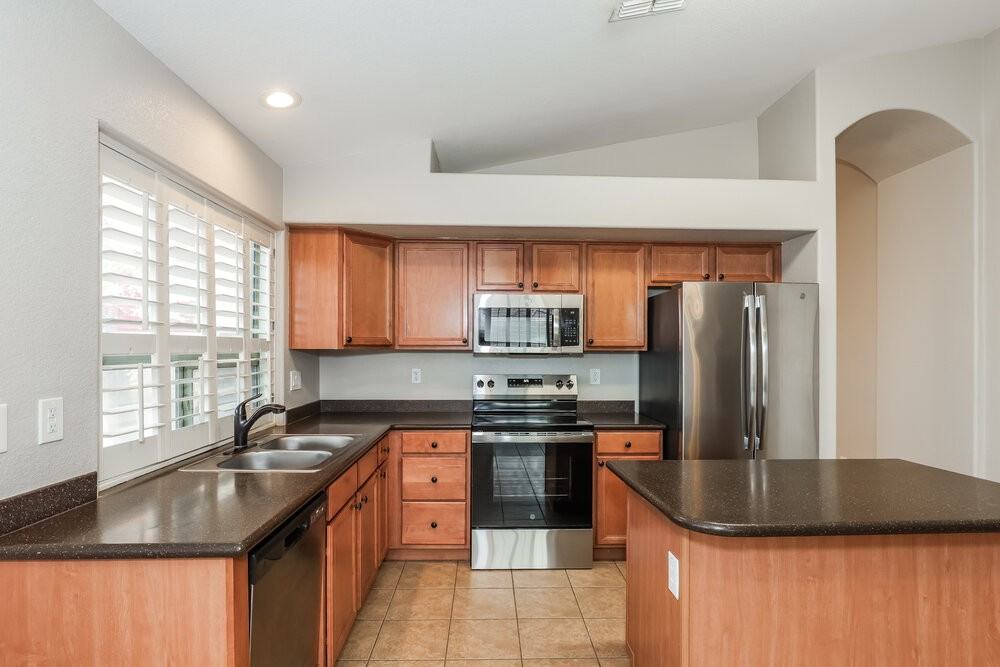 8026 S 48th Dr - Photo 5 of 16