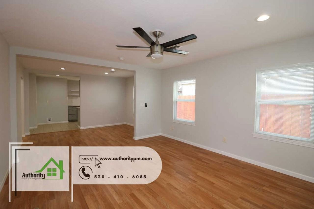 1366 Magnolia Ave - Photo 4 of 23