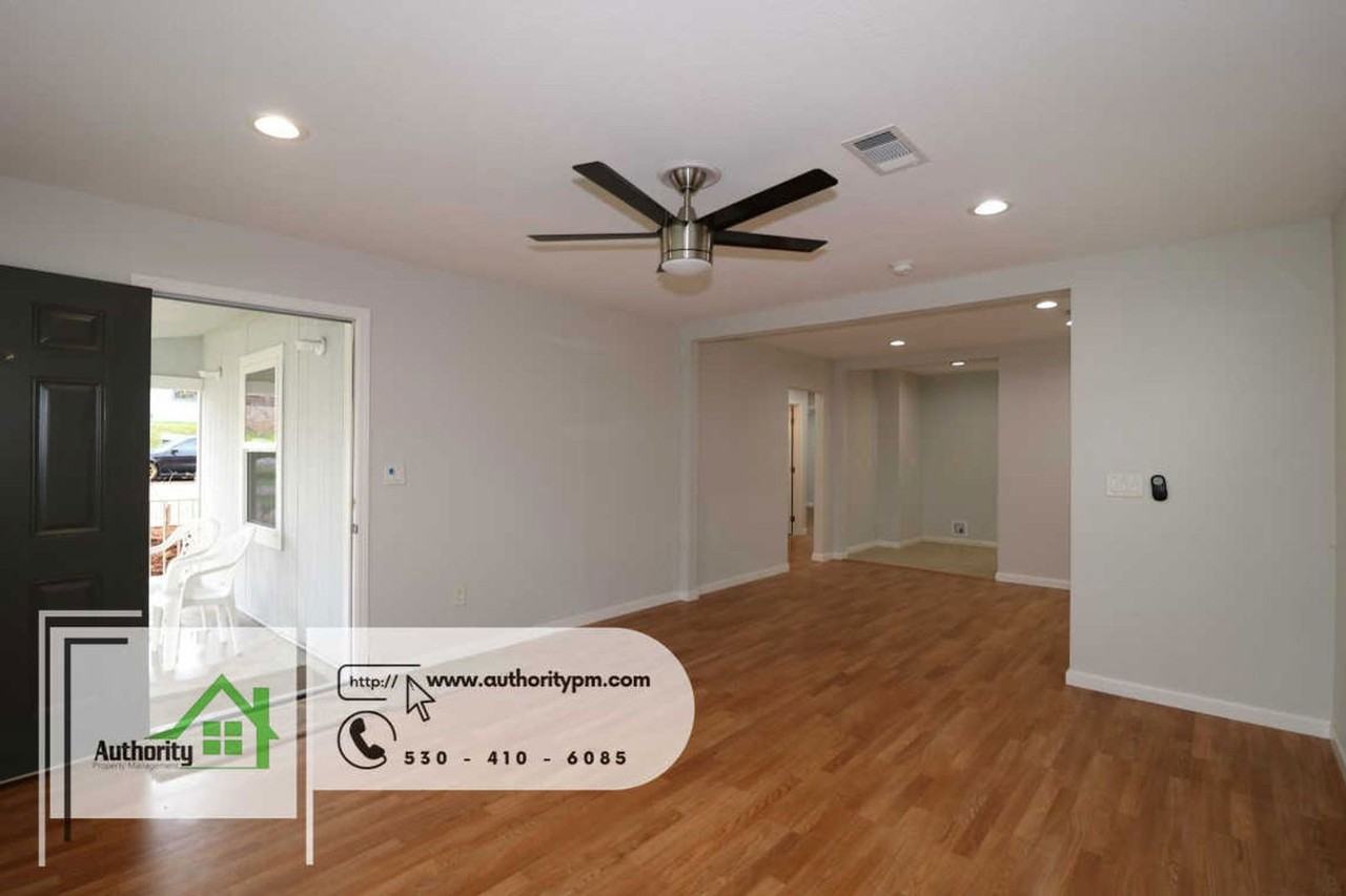 1366 Magnolia Ave - Photo 5 of 23