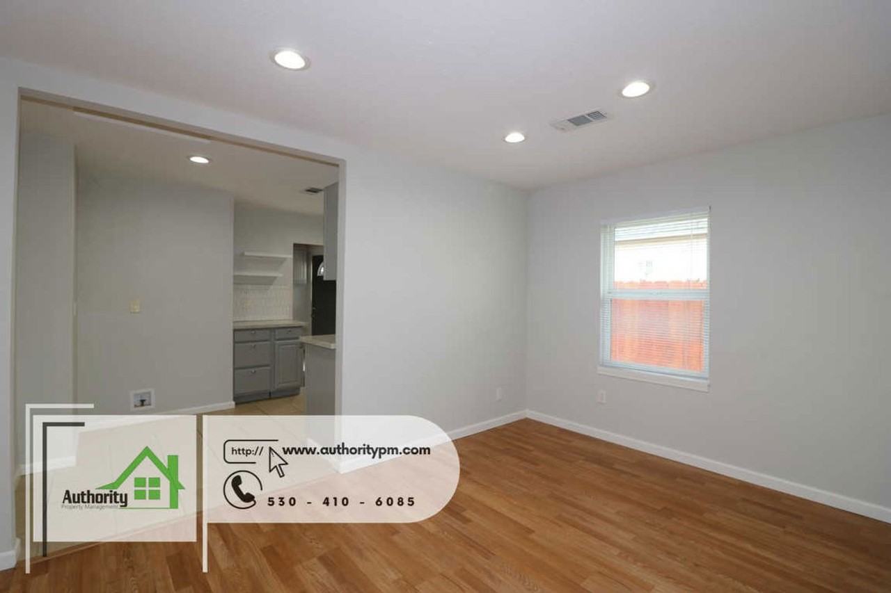 1366 Magnolia Ave - Photo 7 of 23