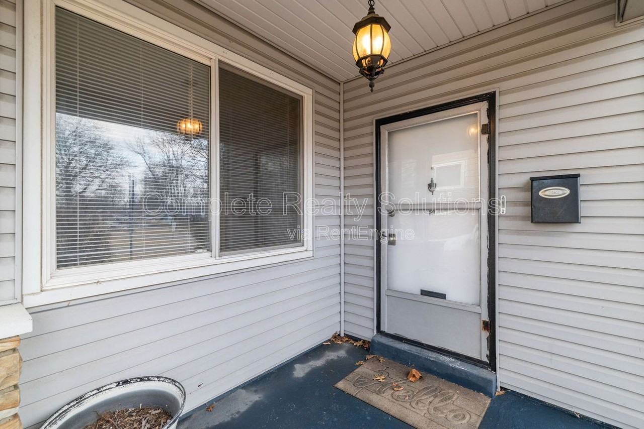 2234 Berwyn Dr - Photo 2 of 34