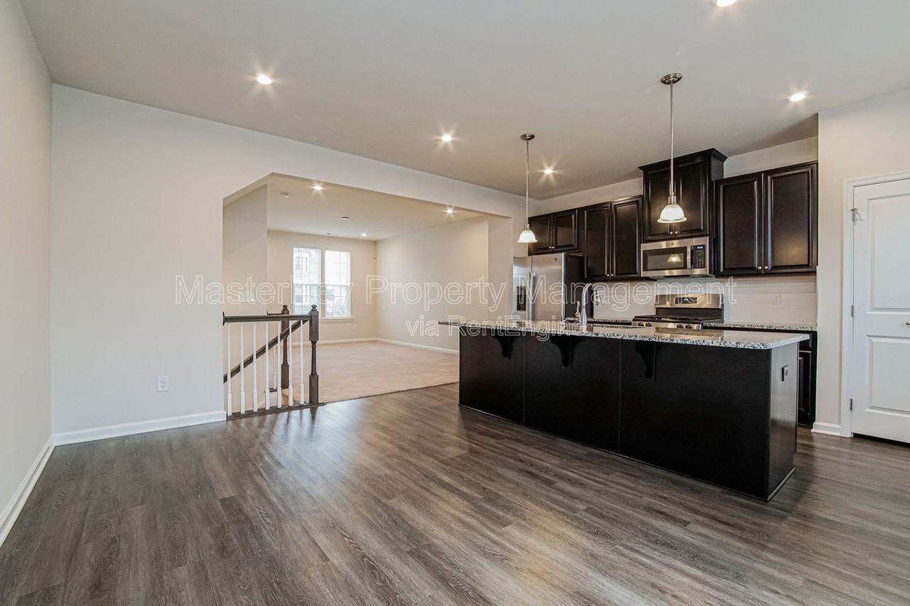 945 Arnold Place Dr - Photo 3 of 29