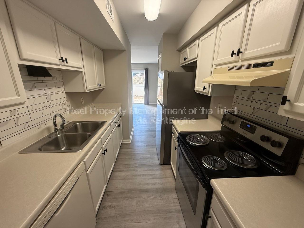 2425 Tantelon Pl - Photo 4 of 22