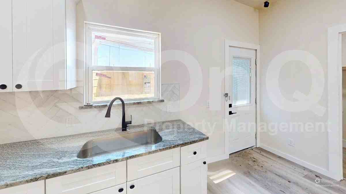 2502 Rosewood Dr - Photo 5 of 24