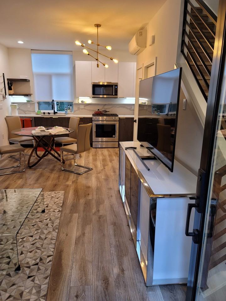 2408 Dexter Avenue North #B - Photo 4 of 37