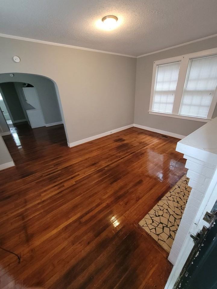 202 S Harden St - Photo 2 of 7