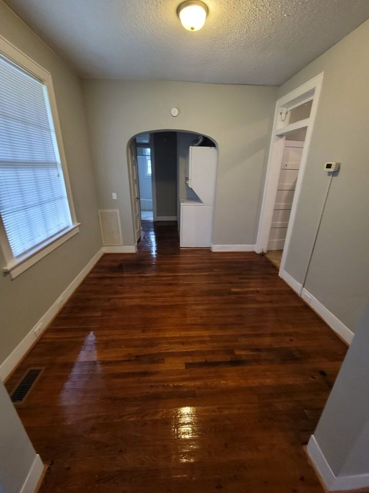 202 S Harden St - Photo 3 of 7