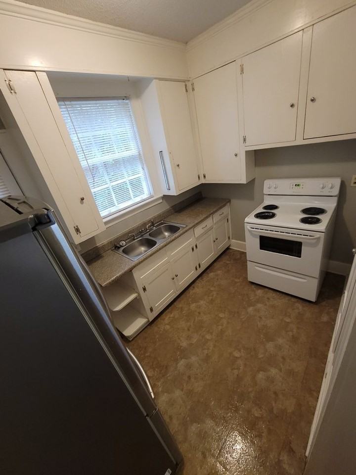 202 S Harden St - Photo 4 of 7