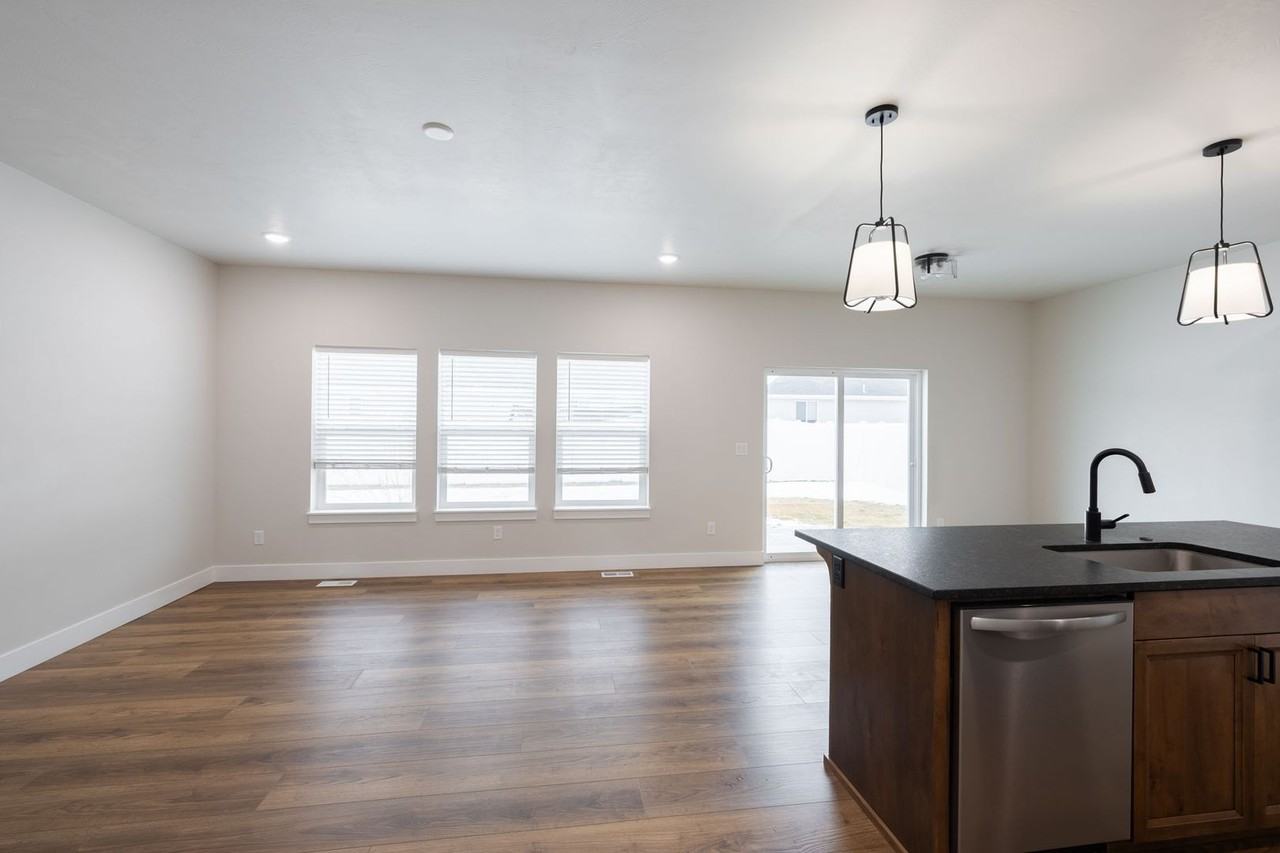 577 S Idaho Ave - Photo 6 of 28