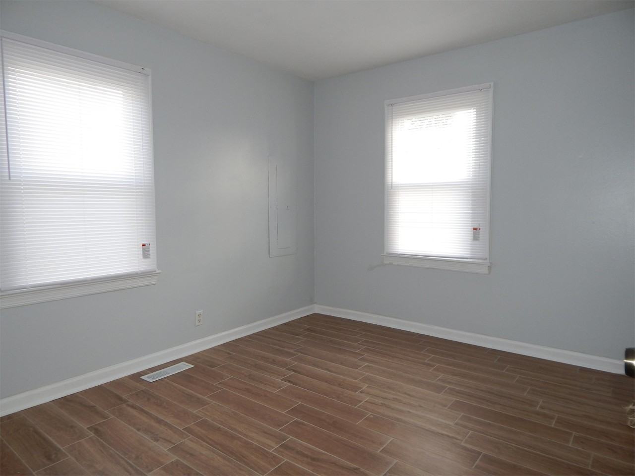 1019 - Photo 5 of 10