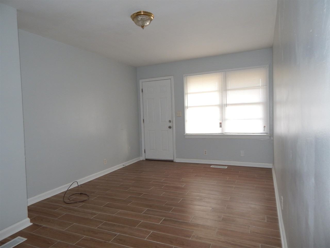 1019 - Photo 6 of 10