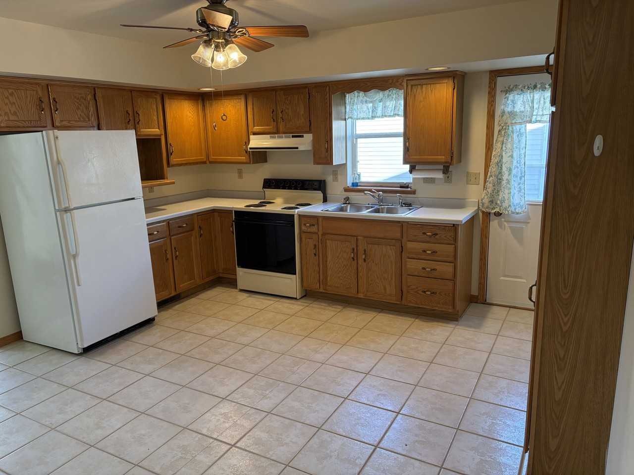 713715 Columbus St #715 - Photo 2 of 6