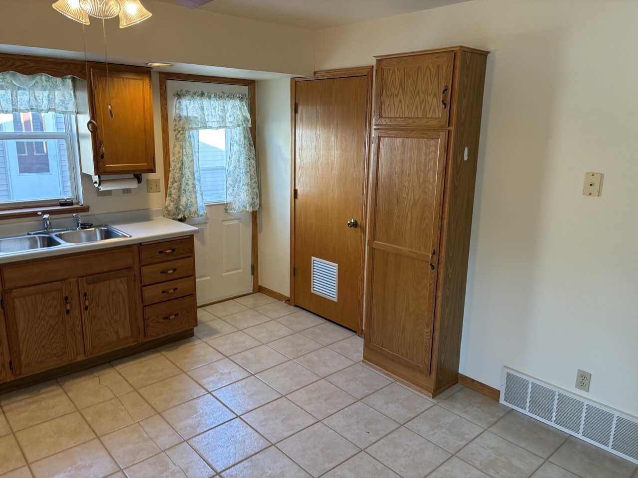 713715 Columbus St #715 - Photo 3 of 6