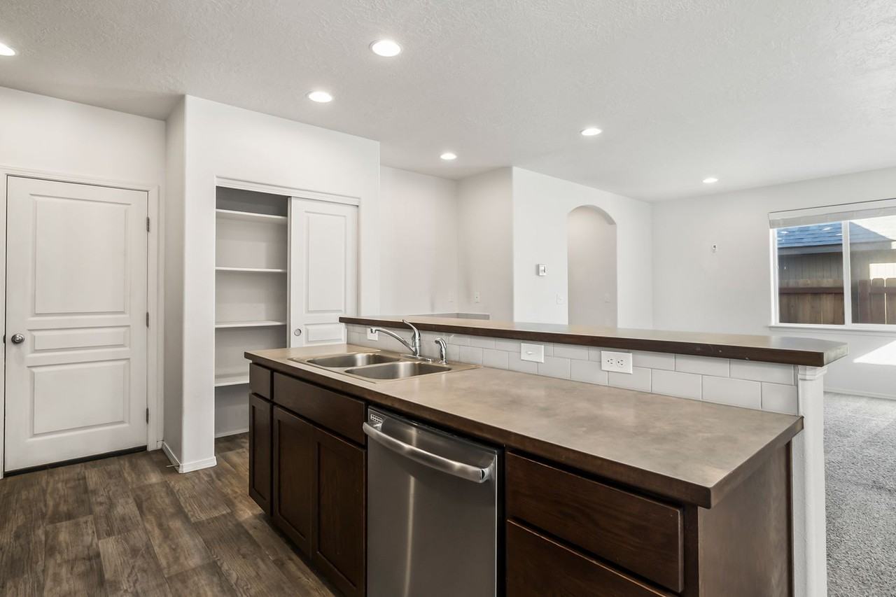 468 Nw 30th St - Photo 5 of 21