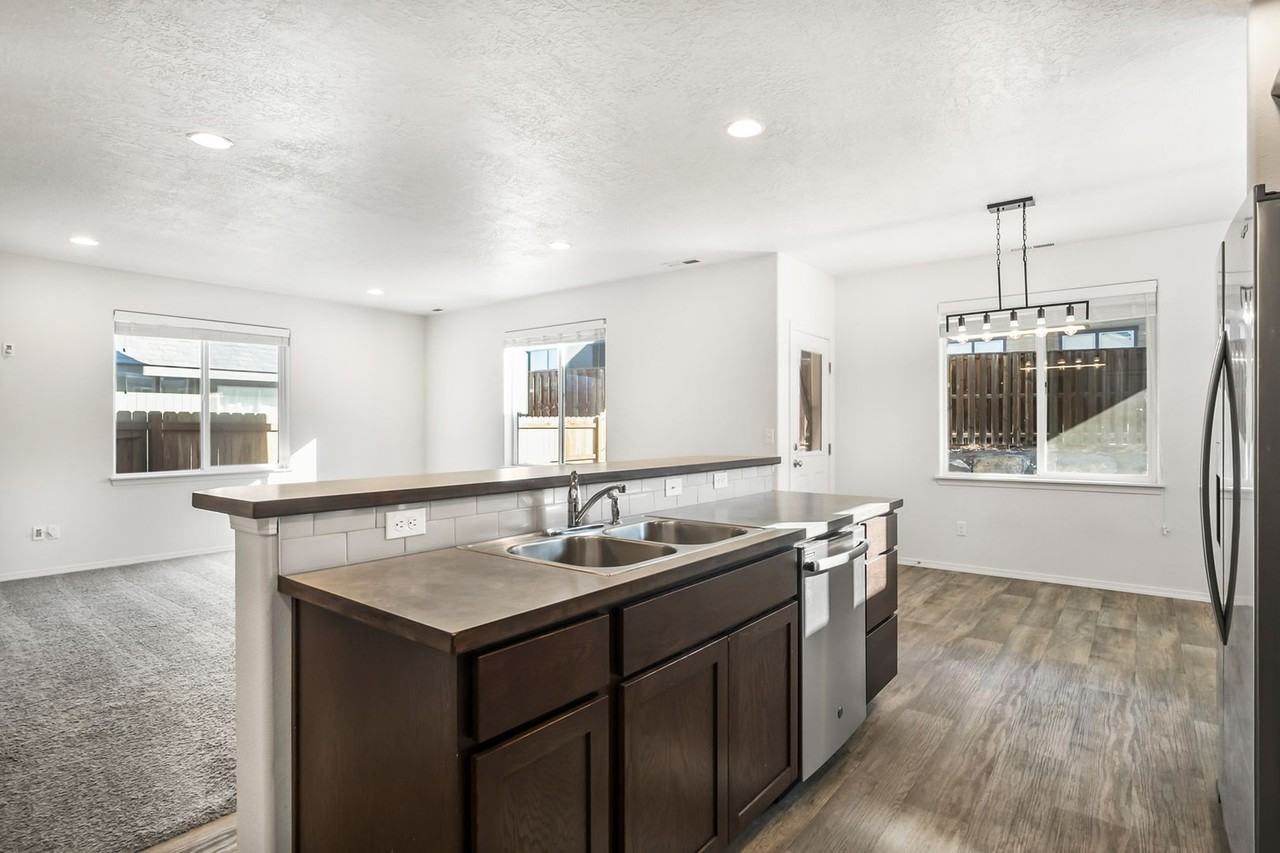 468 Nw 30th St - Photo 6 of 21