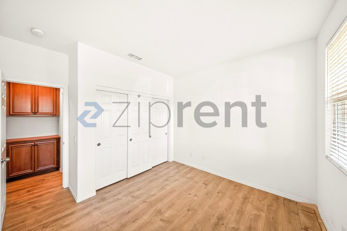 3715 Hedge Ln - Photo 4 of 46