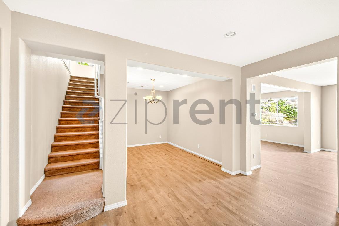 3715 Hedge Ln - Photo 7 of 46