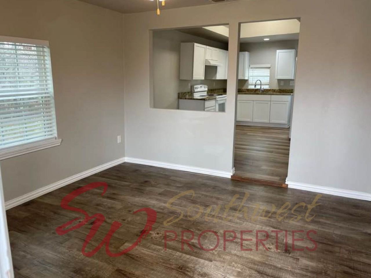 403 W Oak St - Photo 2 of 6