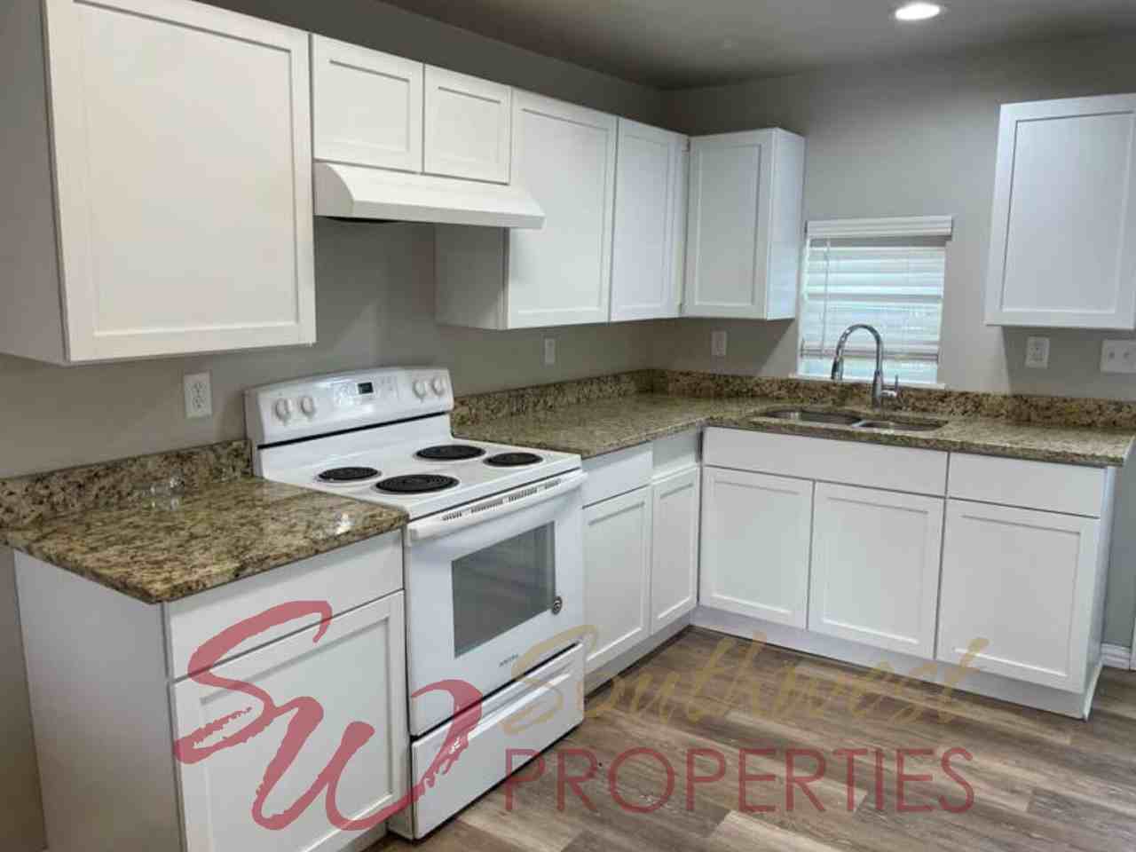 403 W Oak St - Photo 3 of 6