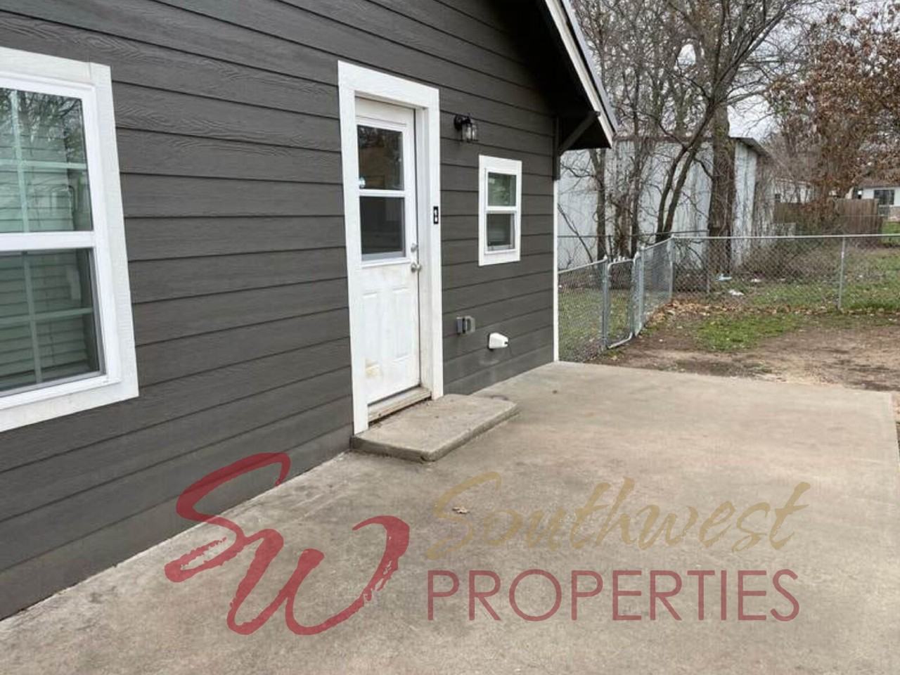 403 W Oak St - Photo 5 of 6