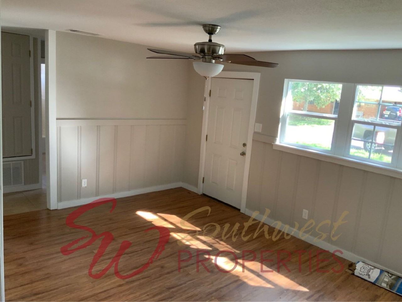 931 W Oak St - Photo 2 of 11