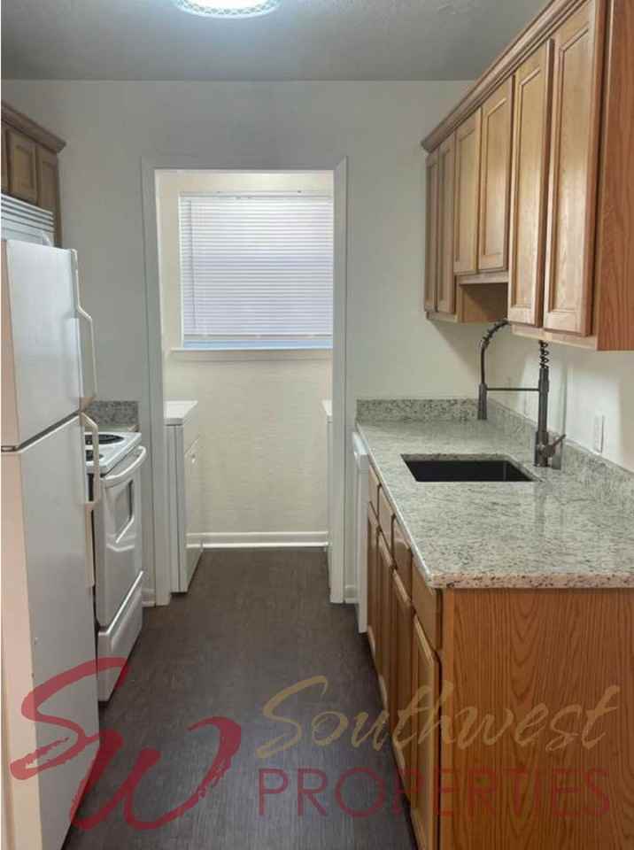 982 W Oak St - Photo 3 of 11