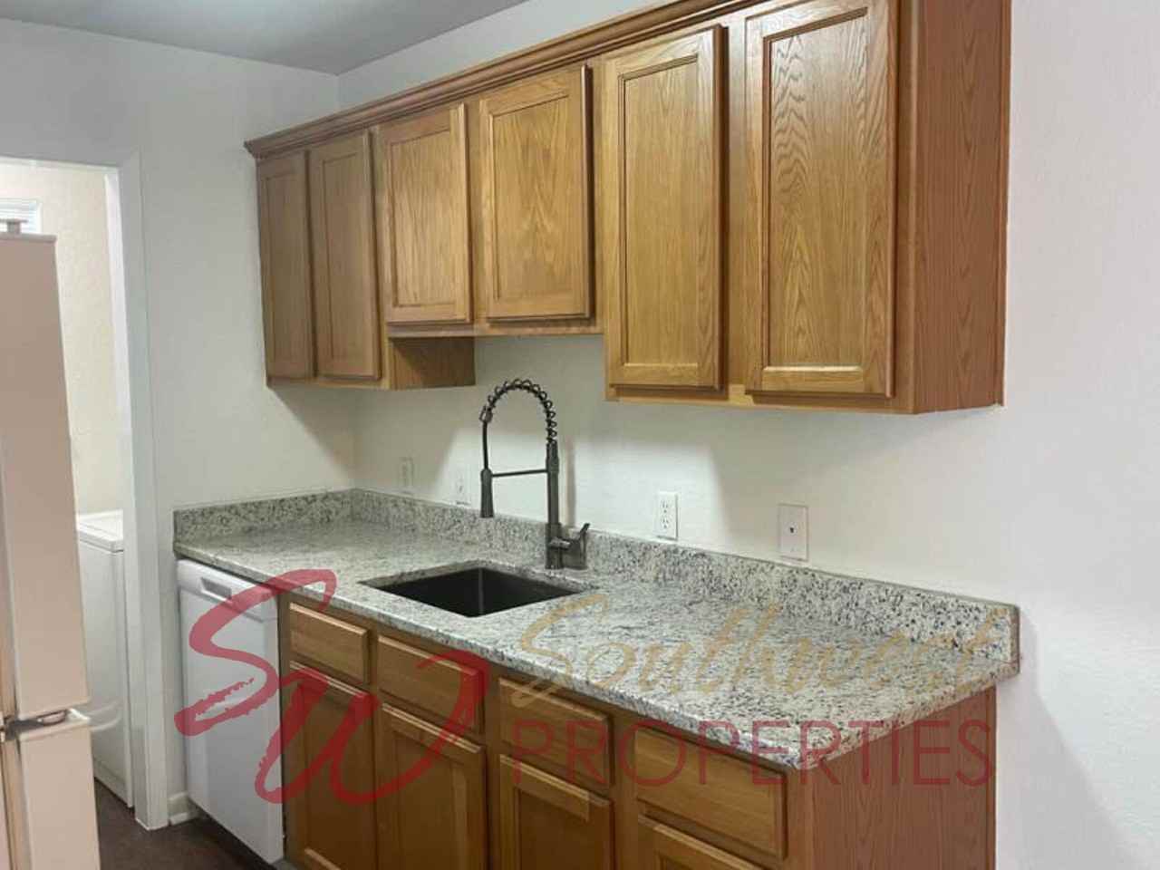 982 W Oak St - Photo 4 of 11